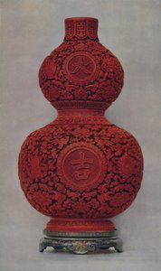 Vaas van gesneden rood lak op olijfgroene ondergrond met standaard van vlak lak, 1928 door Unbekannt