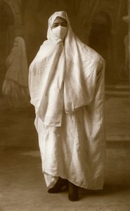 Gesluierde vrouw, Algiers, Algerije, 1943 door Unbekannt