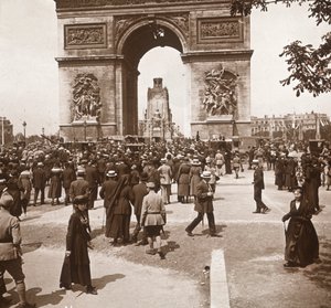 Overwinningsviering, burgers bij de Arc de Triomphe, Parijs, Frankrijk, juli 1919 door Unbekannt