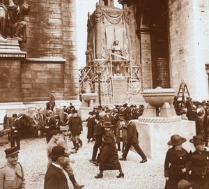 Overwinningsviering, burgers bij de Arc de Triomphe, Parijs, Frankrijk, juli 1919 door Unbekannt