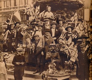 Overwinningsvieringen onder Eros, Piccadilly, Londen, 1918 door Unbekannt
