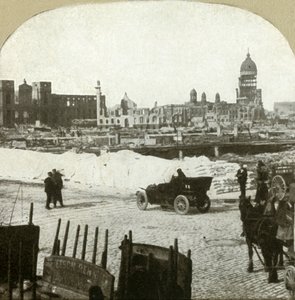 Uitzicht vanaf het distributiestation van de Moulder School, met tonnen meel op de stoep, 1906 door Unbekannt