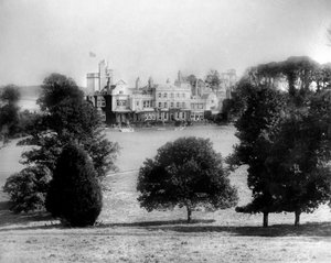 Uitzicht op gebouw tegenover velden, ca 1882