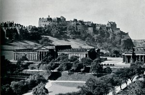 Uitzicht op de National Gallery of Scotland en Edinburgh Castle, ca. 1945 door Unbekannt