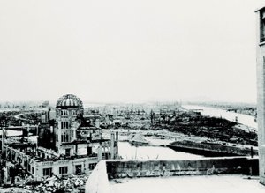 Zicht op de stad Hiroshima na de explosie van de atoombom: ruïne van het Landbouwtentoonstellingspaleis