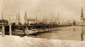Uitzicht op de drijvende Brug over de Dwina, Riga, Letland, 1915 door Unbekannt