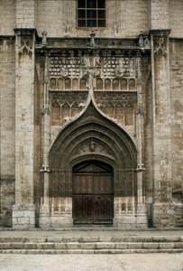 Zicht op het portaal van de kerk van Santa Maria Mediavilla, Medina de Rioseco, Spanje