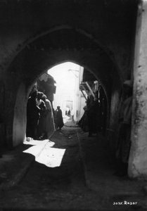 Uitzicht door een boog, Rabat, Marokko, c1920s-c1930s