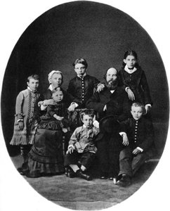 Vladimir Ulyanov Lenin als gymnasiast, met zijn familie, Simbirsk, Rusland, 1879