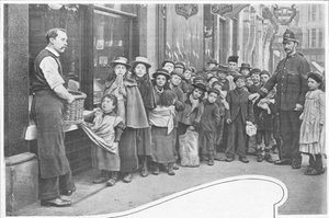 Wachten op voedselpakketten, Cheapside, c1903 door Unbekannt