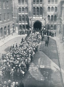 Wachten om de Guildhall binnen te gaan voor de eerste grote oproep tot wapens van Mr. Asquith, 1914