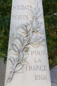 Oorlogsmonument. Guerard, Frankrijk door Unbekannt