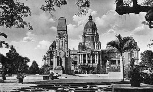 Oorlogsmonument en Stadhuis, Durban, Zuid-Afrika door Unbekannt