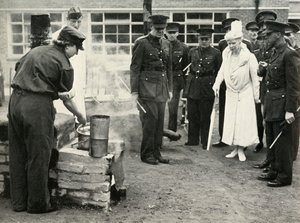 Kijken naar A.T.S. meisjes aan het werk... Legerkookschool in Aldershot, ca. 1941, 1951 door Unbekannt
