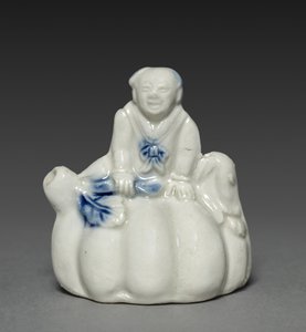 Waterdruppelaar in de vorm van een Chinese jongen zittend op een kalebas