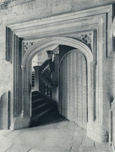 Waynfletes noorddeur, met de zeventiende-eeuwse trappen naar de bovenste school en voorportaal, 1926