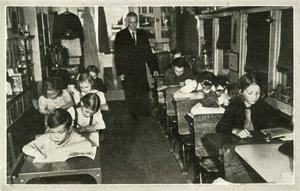 Wanneer de School naar de Kinderen Komt - Reizende scholen bieden een grondig moderne opleiding door Unbekannt