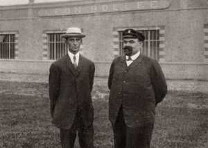 Wilbur Wright, Amerikaanse vliegenier, en Leon Bollee, Franse uitvinder en autofabrikant, 1908 door Unbekannt