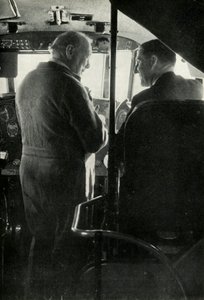 Winston Churchill in gesprek met kapitein Shakespeare van de vliegboot Berwick door Unbekannt
