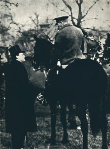 Met koning George V bij militaire oefeningen, 1913 door Unbekannt