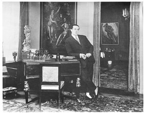 Wolfgang Gurlitt in de studeerkamer van zijn galerie aan de Potsdamer Strasse, Berlijn, ca. 1925 door Unbekannt