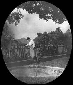 Vrouw bij een vijver in een tuin, Rio de Janeiro, Brazilië, eind 19e of begin 20e eeuw