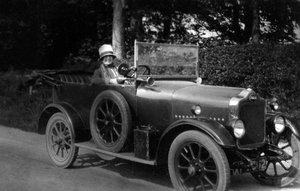 Vrouw die een auto bestuurt door Unbekannt