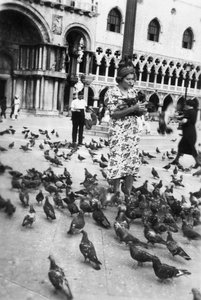 Vrouw omringd door duiven, St. Marksplein, Venetië, Italië, 1938