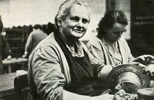 Vrouwelijke vliegtuigonderhouds- en reparatiewerkers, Zuid-Wales, Tweede Wereldoorlog, ca. 1939-ca. 1944, 1946 door Unbekannt