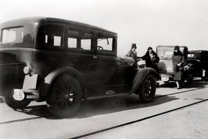 Vrouwen en geparkeerde auto