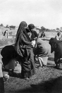 Vrouwen die water verzamelen aan de Tigris-rivier, Bagdad, Irak, 1917-1919 door Unbekannt