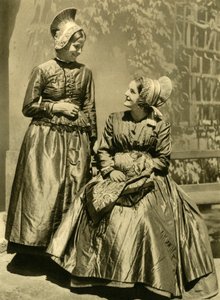 Vrouwen in traditionele klederdracht, Neder-Oostenrijk, ca. 1935 door Unbekannt