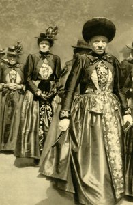 Vrouwen in traditionele klederdracht, Schruns, Vorarlberg, Oostenrijk, c1935 door Unbekannt