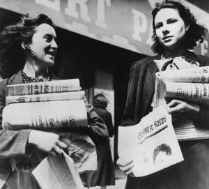 Vrouwen die Duitse kranten verkopen, door Duitsland bezet Parijs, 19 juli 1940