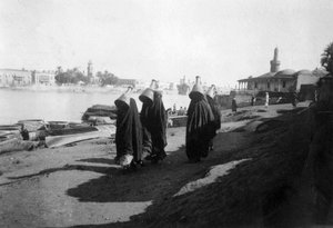Vrouwen waterdragers, Tigris rivier, Bagdad, Irak, 1917-1919 door Unbekannt