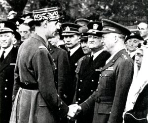 Wereldoorlog 2: De Gaulle begroet Eisenhower, 1944