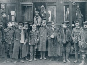 Gewonde Engelse troepen op weg naar een basishospitaal, ca. 1914