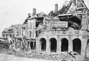 Verwoest gebouw, Grande Place, Peronne, Frankrijk, Eerste Wereldoorlog, 1917, ca. 1920 door Unbekannt