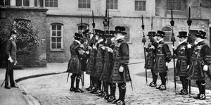 Yeomen Warders op parade bij de Tower of London, 1926-1927