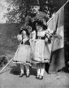 Jonge Elzassische kinderen in traditionele kleding met een Franse soldaat, Eerste Wereldoorlog, 1915 door Unbekannt