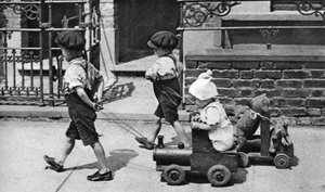 Jonge kinderen die op straat spelen, Londen, 1926-1927
