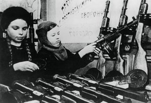 Jonge meisjes assembleren machinegeweren in een Russische fabriek, 1943