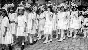 Jonge meisjes op een kerkfestival, Berlijn, Duitsland, 1922 door Unbekannt