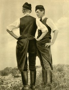 Jonge mannen in traditionele klederdracht, Burgenland, Oostenrijk, ca. 1935