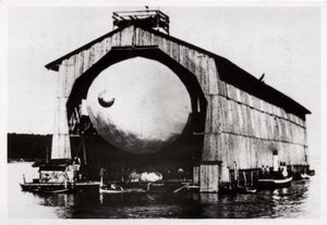 Zeppelin LZ1 in een drijvende hangar in Manzell, Friedrichshafen, Duitsland, 1900
