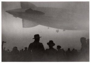 Zeppelin LZ 126 stijgt op in mist, c1924-1933 1933 door Unbekannt