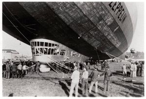 Zeppelin LZ 127 Graf Zeppelin na landing door Unbekannt