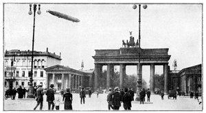 Zeppelin luchtschip dat over de Brandenburger Tor vliegt, Berlijn, Eerste Wereldoorlog, 1914