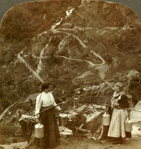 Zigzags van de beroemde Grjotlid-weg - bergmelkmeisjes langs de weg bij Marok, Noorwegen, ca. 1905 door Unbekannt