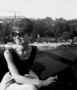 Actrice Audrey Hepburn op de set van de film Parijs "Paris When It Sizzles" 13 juli 1962 door Unbekannt Unbekannt
